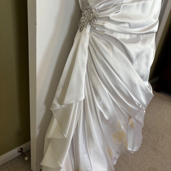 Wedding Dress - Picture 9 of 12